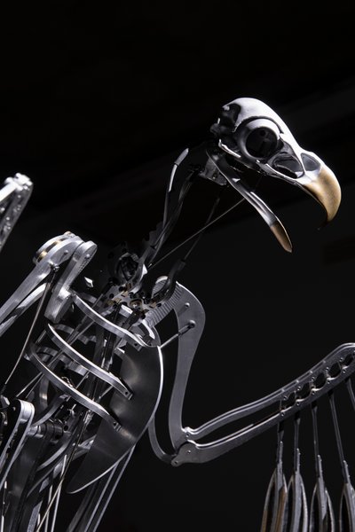 The Nerve Rack, 2019 (Asetaali, akryyli, alumiini, messinki, sähköpiiri, maali, PVC, hartsi, servomoottorit, teräs) tekijältä Mat Collishaw