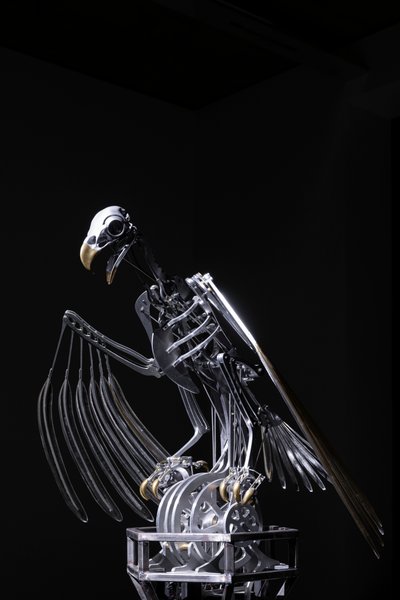 The Nerve Rack, 2019 (Asetaali, akryyli, alumiini, messinki, sähköpiiri, maali, PVC, hartsi, servomoottorit, teräs) tekijältä Mat Collishaw