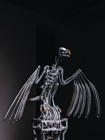 The Nerve Rack, 2019 (Asetaali, akryyli, alumiini, messinki, sähköpiiri, maali, PVC, hartsi, servomoottorit, teräs) tekijältä Mat Collishaw