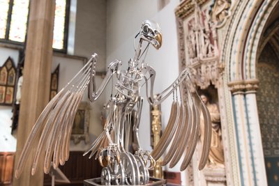 The Nerve Rack, 2019 (Asetaali, akryyli, alumiini, messinki, sähköpiiri, maali, PVC, hartsi, servomoottorit, teräs) tekijältä Mat Collishaw