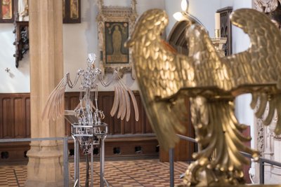 The Nerve Rack, 2019 (Asetaali, akryyli, alumiini, messinki, sähköpiiri, maali, PVC, hartsi, servomoottorit, teräs) tekijältä Mat Collishaw