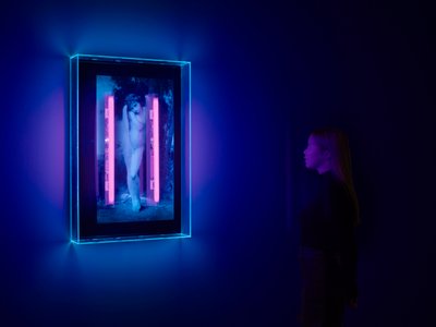 Ultravioletti enkeli, 2008 (Ultraviolettimuste pleksilasilaatikolle, 2 ultraviolettia neonvaloa) tekijältä Mat Collishaw