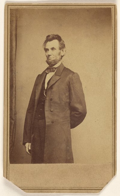 [Abraham Lincoln seisomassa toinen käsi selkänsä takana] tekijältä Mathew B. Brady