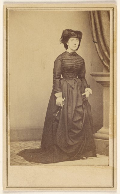 [Tunnistamaton nainen, jolla on hattu ja pitkä tumma mekko.] tekijältä Mathew B. Brady