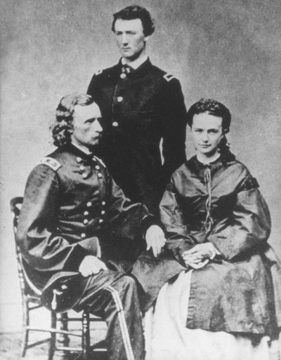 El general George A. Custer (1839-76) amb la seva dona, Elizabeth, i el seu germà, Tom (foto b/n) finlandès tekijältä Mathew Brady