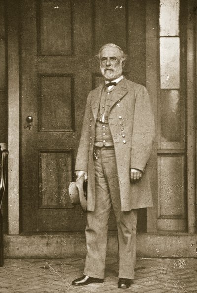 Kenraali Robert E. Lee seisomassa talonsa ulkopuolella Richmondissa huhtikuussa 1865 tekijältä Mathew B. Brady