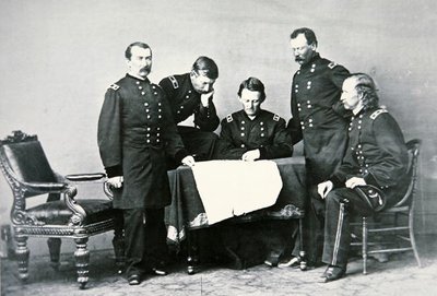 Kenraali Sheridan (1831-88) neuvottelussa esikuntansa, mukaan lukien George Custerin (1839-76) kanssa (m/v kuva) tekijältä Mathew Brady