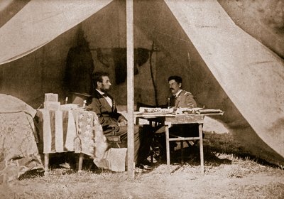Presidentti Lincolnin ja kenraali McClellanin viimeinen haastattelu Antietamissa, 1862 tekijältä Mathew B. Brady