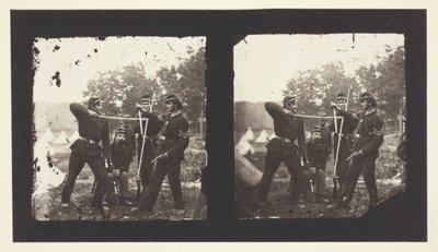 Nimetön [amerikkalaiset sotilaat poseeraavat aseiden kanssa], 1850-1900. tekijältä Mathew Brady