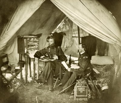 Kenraali Jefferson C. Davis ja upseeri Istuvat teltassa, pub.1861 (kuva) tekijältä Mathew and studio Brady