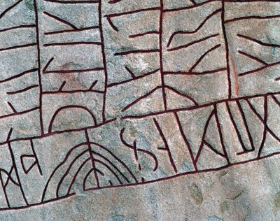 Yksityiskohta riimukivestä Rökissä, Östergötlandissa, Ruotsissa. tekijältä Mats Alm