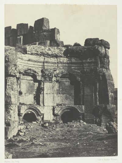 Baalbeck (Heliopolis), auringon ja Jupiterin temppeleiden kehä; Syyria. tekijältä Maxime Du Camp