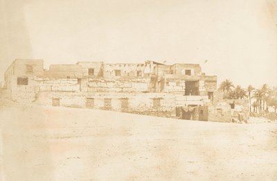 Luxorin spandrelin miehistön asunto, rakennettu palatsin terassille, 1849-50. tekijältä Maxime Du Camp