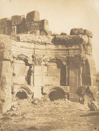Temppelin aitauksen istuntosali, Baâlbek, 15. syyskuuta 1850. tekijältä Maxime Du Camp