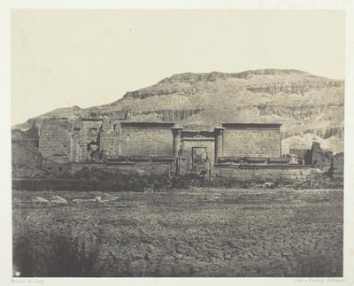 Medinet-Habou, Yleinen näkymä vuorille, Thebes, 184951, painettu 1852. tekijältä Maxime Du Camp