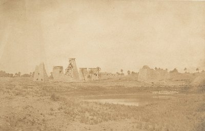 Näkymä Karnacin palatsin Propylaealle, otettu kaakosta, 1849-50. tekijältä Maxime Du Camp