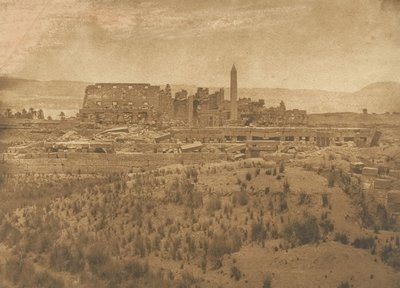 Yleiskuva Karnacin palatsin raunioista idästä otettuna - Thebes, 1849-50. tekijältä Maxime Du Camp