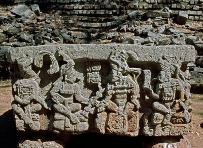 Alttari Q nousevan auringon kuninkaan kruunauksella, 776 jKr tekijältä Mayan