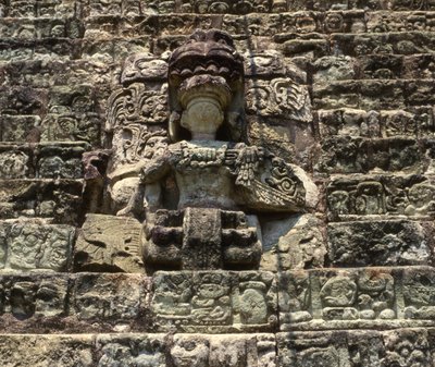 Copanin hieroglyfipatsas tekijältä Mayan