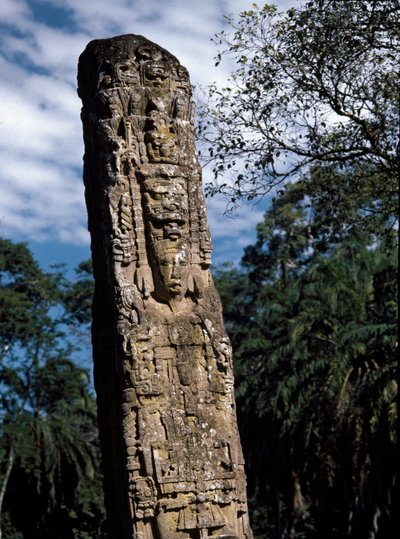 Yksityiskohta stele F suurella aukiolla tekijältä Mayan