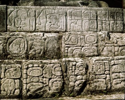 Glyfit talossa C, patio 2 palatsissa tekijältä Mayan