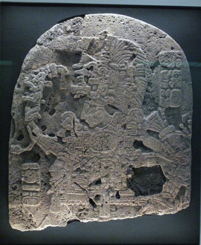 Paneelin fragmentti viivoittimella, Petenin alue, myöhäisklassinen kausi, 600-900 jKr tekijältä Mayan