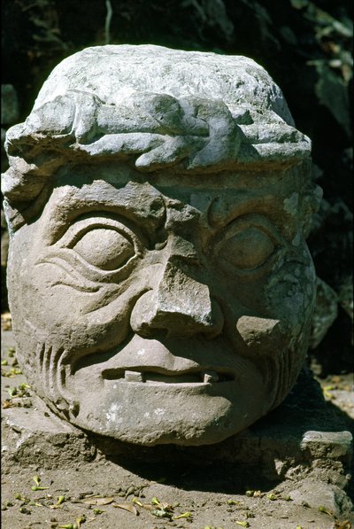 Kiviveistos vanhan miehen päästä nimeltä Copanin vanha mies, temppeli 11 tekijältä Mayan