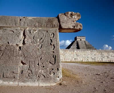 Suuri pallopelikenttä ja taustalla castillo, 750-1200 tekijältä Mayan