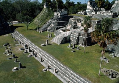 Tikalin pohjoinen akropolis, 7.-8. vuosisadalla tekijältä Mayan