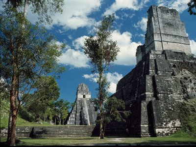 Tikal-temppeli II tai naamioiden temppeli, 7.-8. vuosisadalla tekijältä Mayan