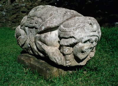 Zoomorfinen alttari, joka on kaiverrettu gres-lohkoon tekijältä Mayan