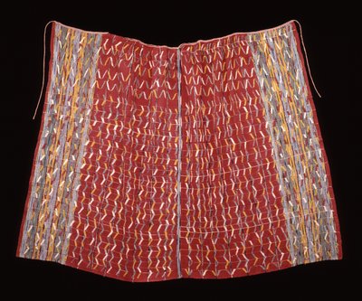 Cofradia-viitta, mahdollisesti pyhimyshahmolle, n. 1920-1940 (puuvillaa; loimipintainen sileä kudos loimiraidoilla ja loimi-ikat ja lisäkudekuviointi) tekijältä Mayan Mayan