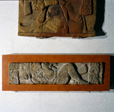 Lintel 27, Tonina, Chiapas, Meksiko, myöhäisklassinen aika (600-900 jKr) (kivi) tekijältä Mayan Mayan
