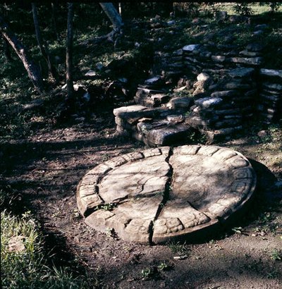 Merkki pallokentällä, myöhäinen klassikkokausi (600-900 jKr) (kivi) tekijältä Mayan Mayan