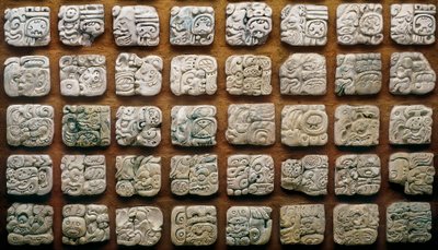 Maya-kalenteri (320-1697), joka koostuu erilaisista kuvioista (kaiverretuista kivistä) tekijältä Mayan Mayan
