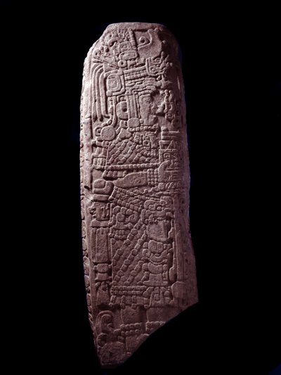 Esikolumbialainen taide, Maya-sivilisaatio, alkuperäinen klassinen aika: kivistela 5 El Zapotesta, Petenistä, Guatemalassa. Aurinko. h. 127 cm Guatemala, Museo Nazionale di Archeologia e Etnologia - Esikolumbiaaninen taide, Maya-sivilisaatio, klassinen aik tekijältä Mayan Mayan