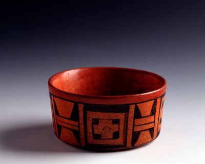 Esikolumbialainen taide, maya-sivilisaatio, klassinen aikakausi: leikkaus bichrome-savesta, koristeltu geometrisilla kuvioilla. Tikalista, Quichestä, Guatemala Sunista. h. 5,7 x halkaisija. 11,5 cm Guatemala, Kansallinen arkeologian ja etnologian museo tekijältä Mayan Mayan