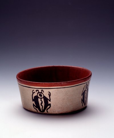 Prekolumbialainen taide, mayojen sivilisaatio, klassinen aikakausi: mustien koleoptterien monivärisen saven leikkaaminen. Petenistä, Guatemala Sun. h. 5,8 x halkaisija. 12,6 cm Guatemala, Museo Nazionale di Archeologia e Etnologia - Esikolumbiaaninen taide tekijältä Mayan Mayan