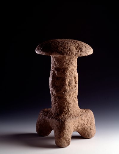 Esikolumbialainen taide, mayojen sivilisaatio, klassinen aika: kiviveistos kolmijalkasienen muodossa. Chimaltenangosta, Guatemalassa. Himmeä. 31,3 x leveys 18 cm Guatemala, Kansallinen arkeologian ja etnologian museo tekijältä Mayan Mayan