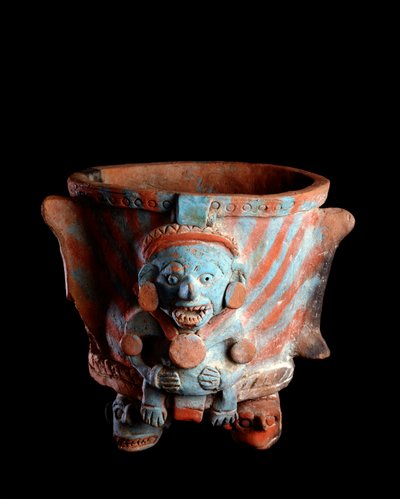 Prekolumbialainen taide, mayojen sivilisaatio, jälkiklassinen aika: kolmijalkamaljakko, jossa on pää koristeltu savisuitsuke. Nebajista, Quichestä, Guatemala Sunista. h. 25 x leveys 23,8 cm Guatemala, Museo Nazionale di Archeologia e Etnologia - Esikolumbi tekijältä Mayan Mayan