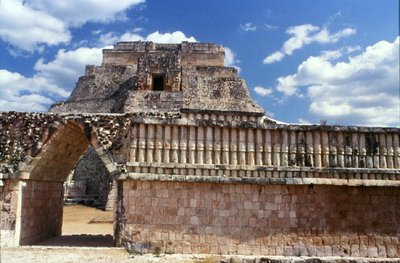 Lintujen talo ja Taikurin pyramidi sen takana, myöhäisklassinen maya-aika, n. 700-900 jKr. (kuva). tekijältä Mayan Mayan