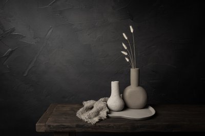 Minimalistiset maljakot ja ruoho tekijältä Mayra Pama