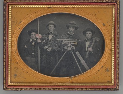 Nimetön Maanmittaustyöntekijöiden ryhmämuotokuva, 1855. tekijältä McDonell and Co.