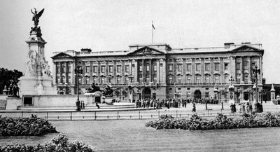Buckinghamin palatsi restauroinnin jälkeen, Lontoo, 1926-1927. tekijältä McLeish