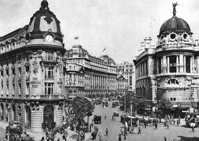 Aldwych Crescentin läntinen sisäänkäynti, Lontoo, 1926-1927 tekijältä McLeish