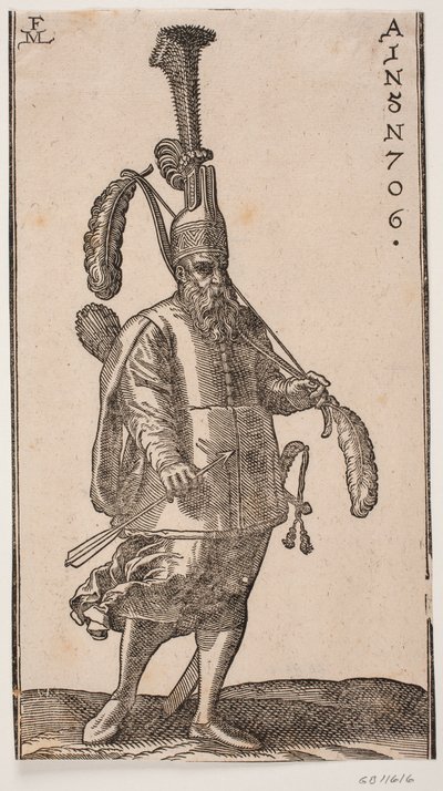 Soldat dempeus, girat cap al costat dret de la imatge; tocat amb plomall vertical molt alt; a la mà esquerra, un llaç amb grans plomes als dos extrems; a la mà dreta, una fletxa; a l