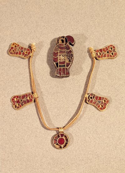 Kotkan muotoinen rintakoru ja kaulakoru, 4.-6. vuosisadat (kulta & cloisonne emali) tekijältä Merovingian