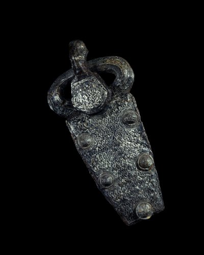 Merovingilainen taide: vyön solkilevy hopeasta damaskiinirautaa. 650-700 jKr. Pariisi, Musee Carnavalet. tekijältä Merovingian