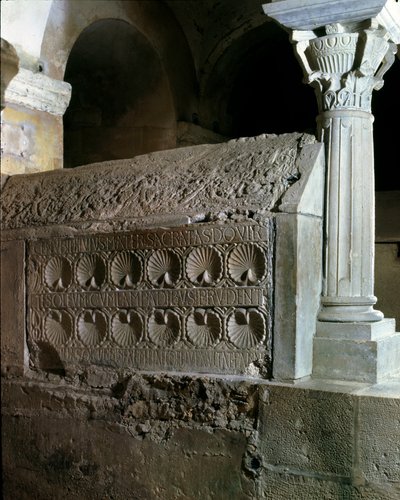 Merovingilainen taide: Abbess Theodechilden (tai Telchiden) kenotafi (kuoli 662 jKr.). Kivinen hautausmuistomerkki. Jouarren luostari (Seine ja Marne) tekijältä Merovingian