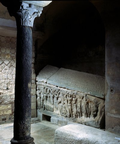 Merovingilainen taide: Agilbertin hauta (7. vuosisata), Pariisin eveque. Kivinen hautausmuistomerkki. Jouarren luostari (Seine ja Marne). tekijältä Merovingian